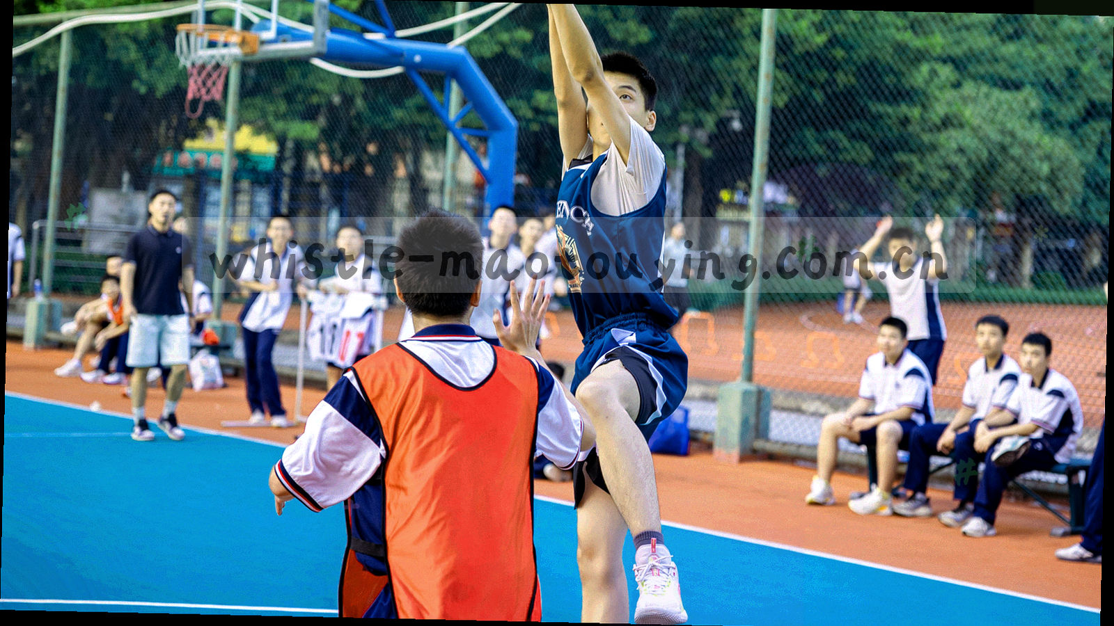 夜间球场顶灯俯瞰，草皮与灯带形成明暗切面，右侧渐暗